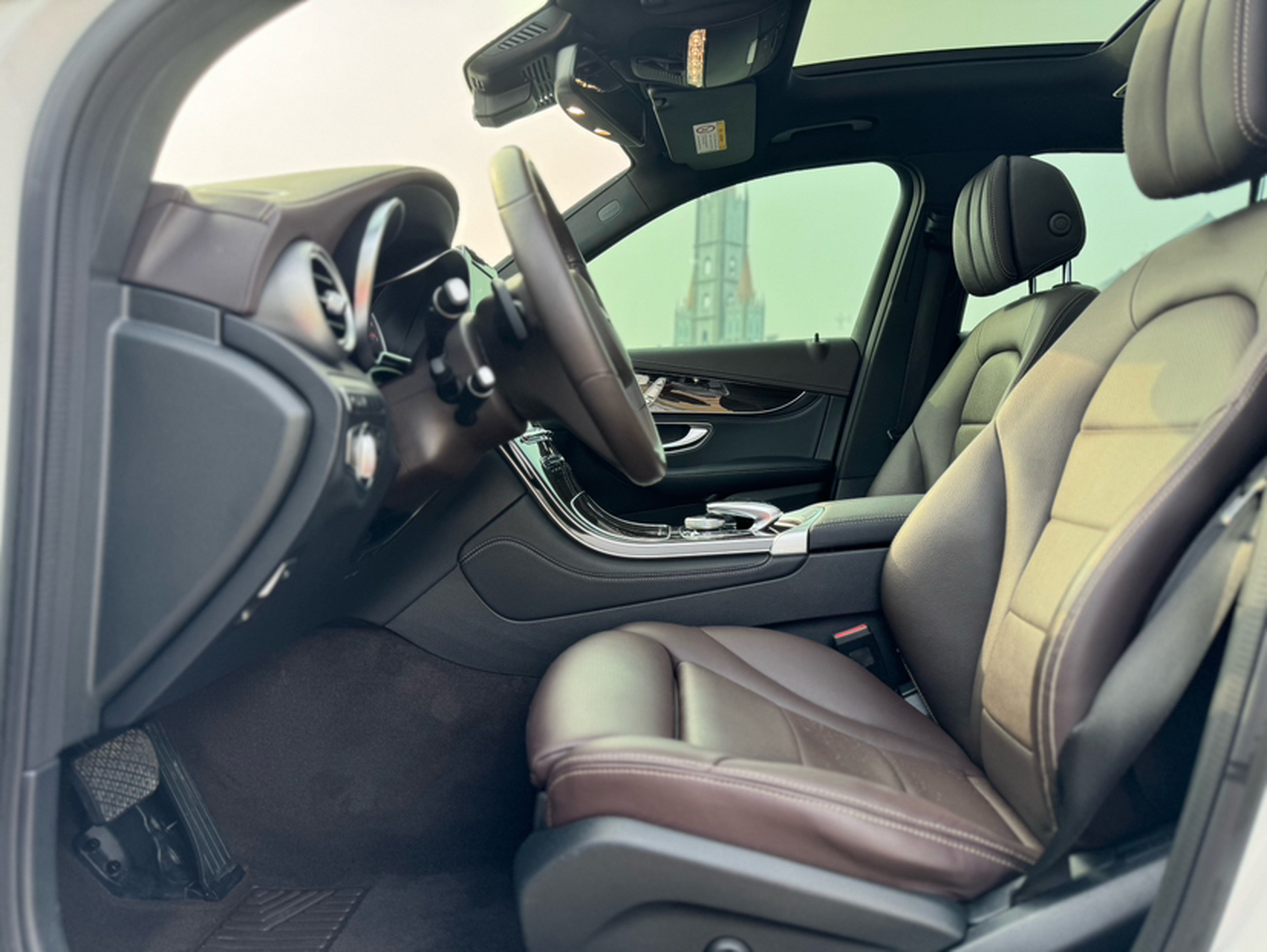 Переднее сиденье в автомобиле