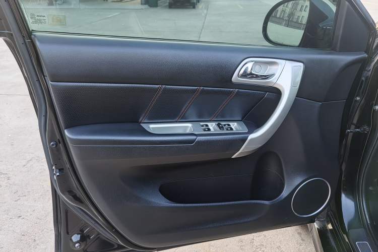 Used Haval H6 2015 Upgraded Model 1.5T Manual Two-Wheel Drive Elite Version
