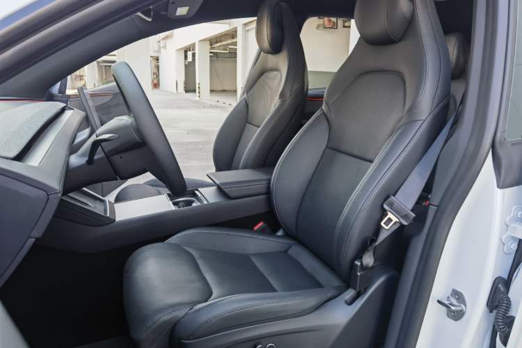 Used Tesla Model Y L 2025 Long-Range All-Wheel-Drive Version
