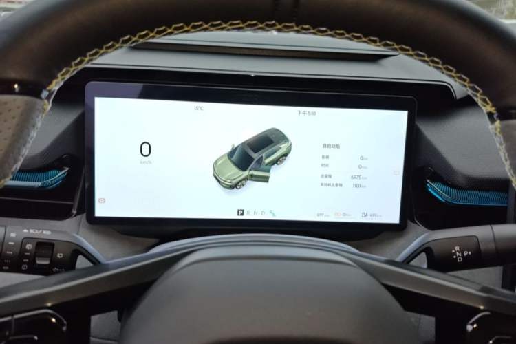 Used Lynk & Co 08 EM-P 2025 220 km All-Wheel-Drive Performance Halo
