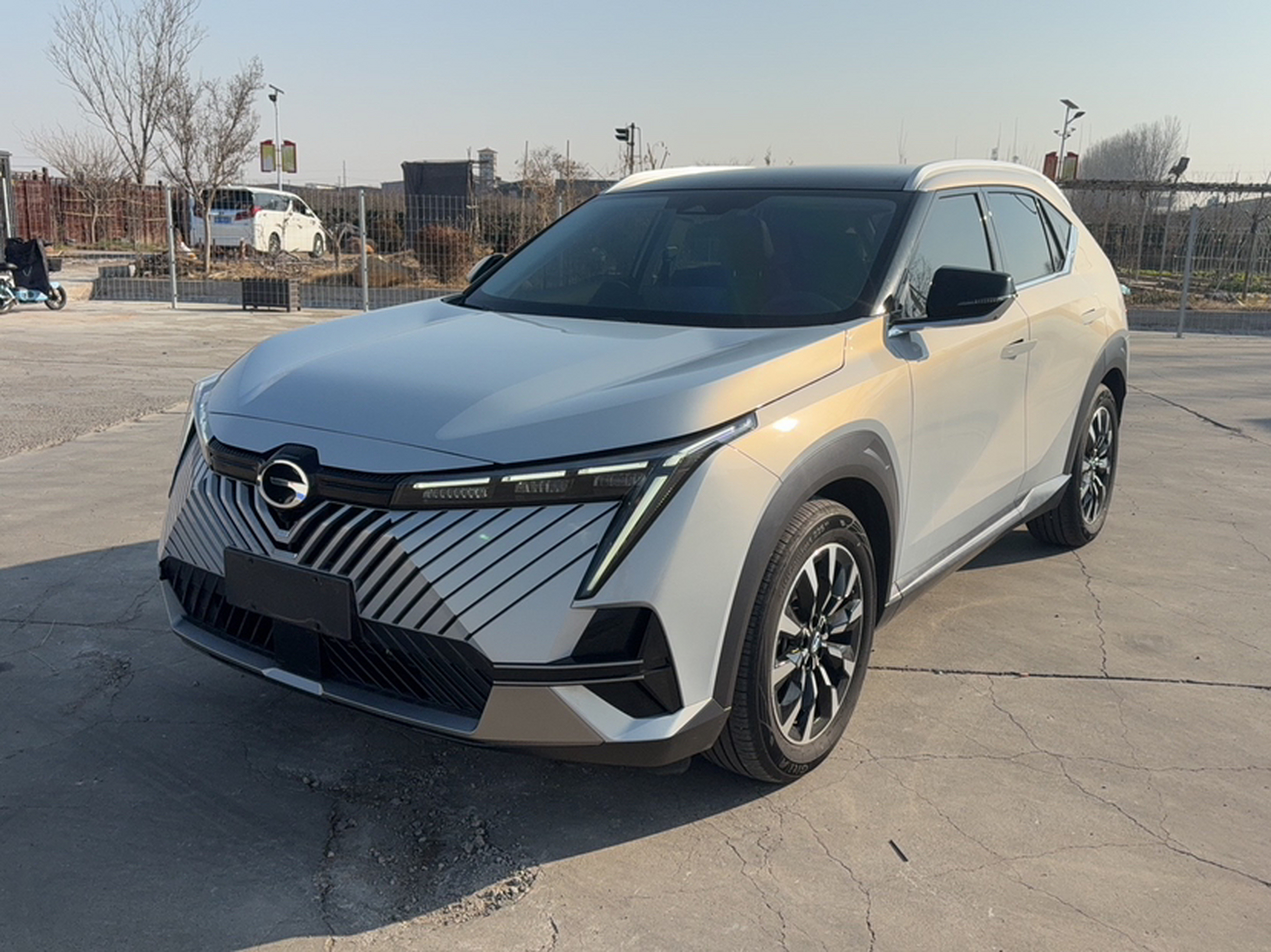 Под передней частью автомобиля