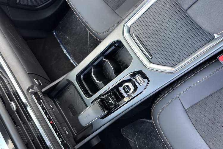 Used Geely Auto Haoyue L 2025 2.0T DCT Luxury Edition