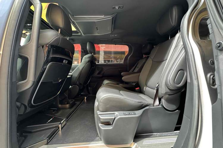 Used Toyota Sienna 2024 2.5L Hybrid Luxury Edition
