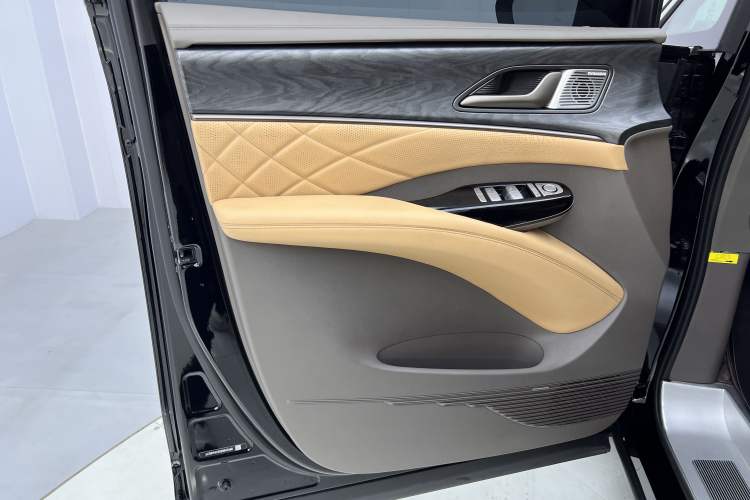 Used Denza D9 2022 DM-i 1040 Prestige Model
