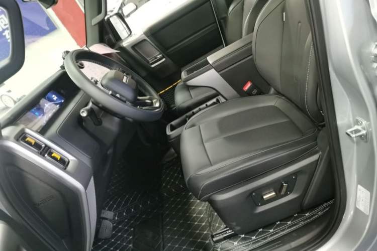 Used  V23 2025 401 Two-Wheel Drive Advanced Edition