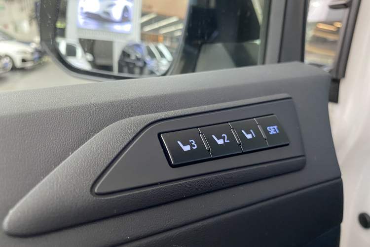 Used Toyota Vellfire 2021 Crown Dual-Engine 2.5L HV Prestige Edition
