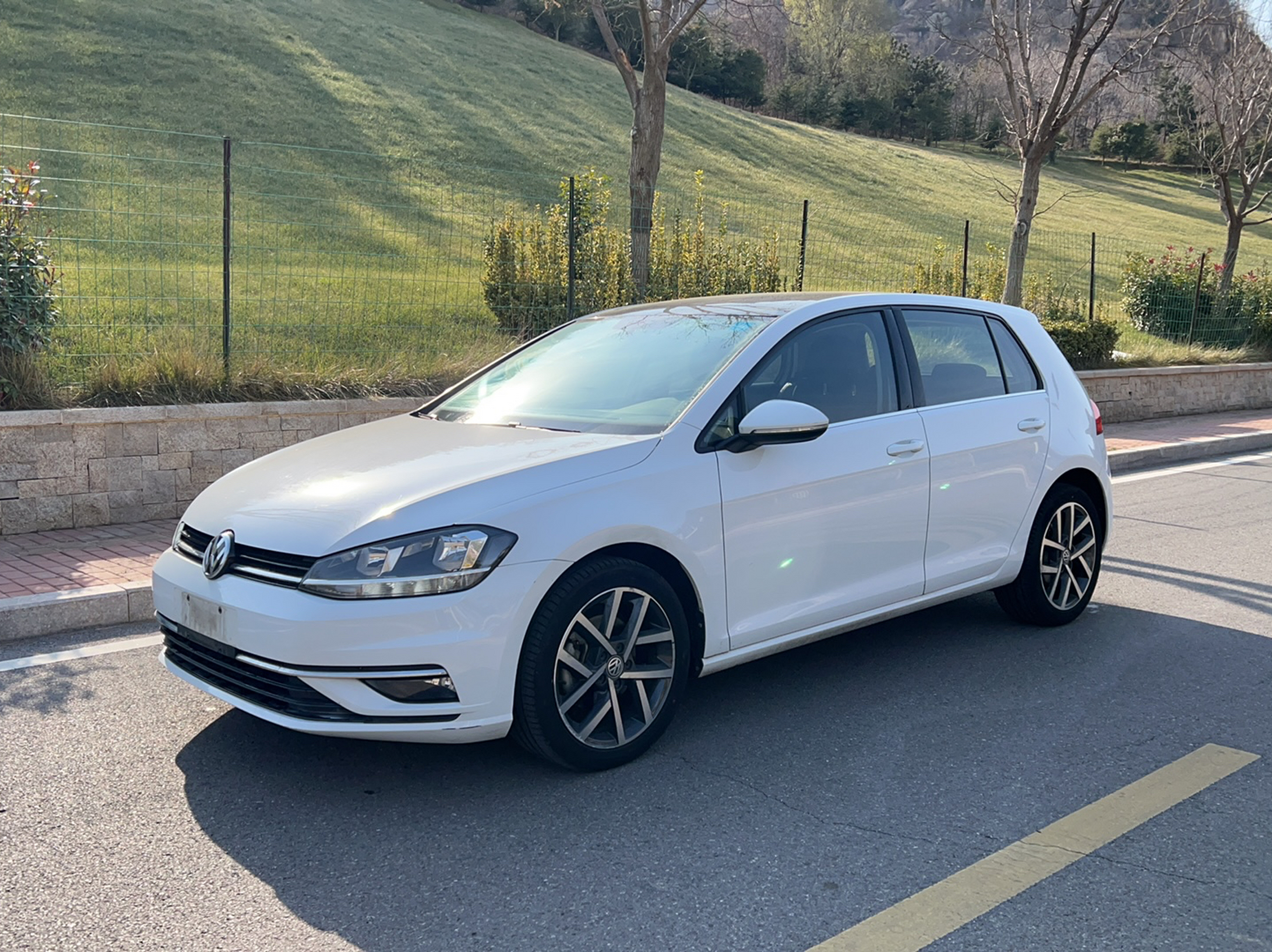 Под передней частью автомобиля