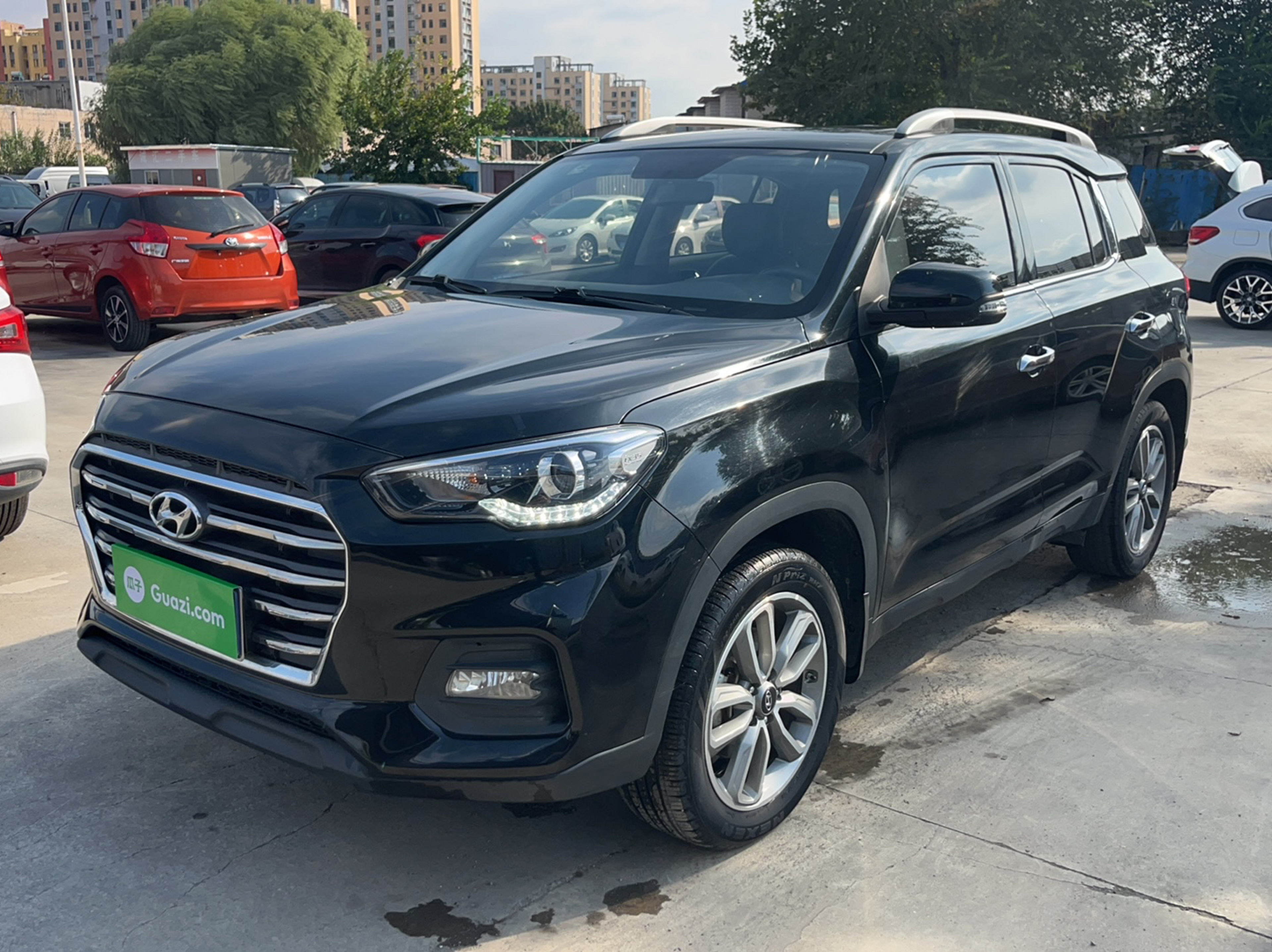 تحت مقدمة السيارة