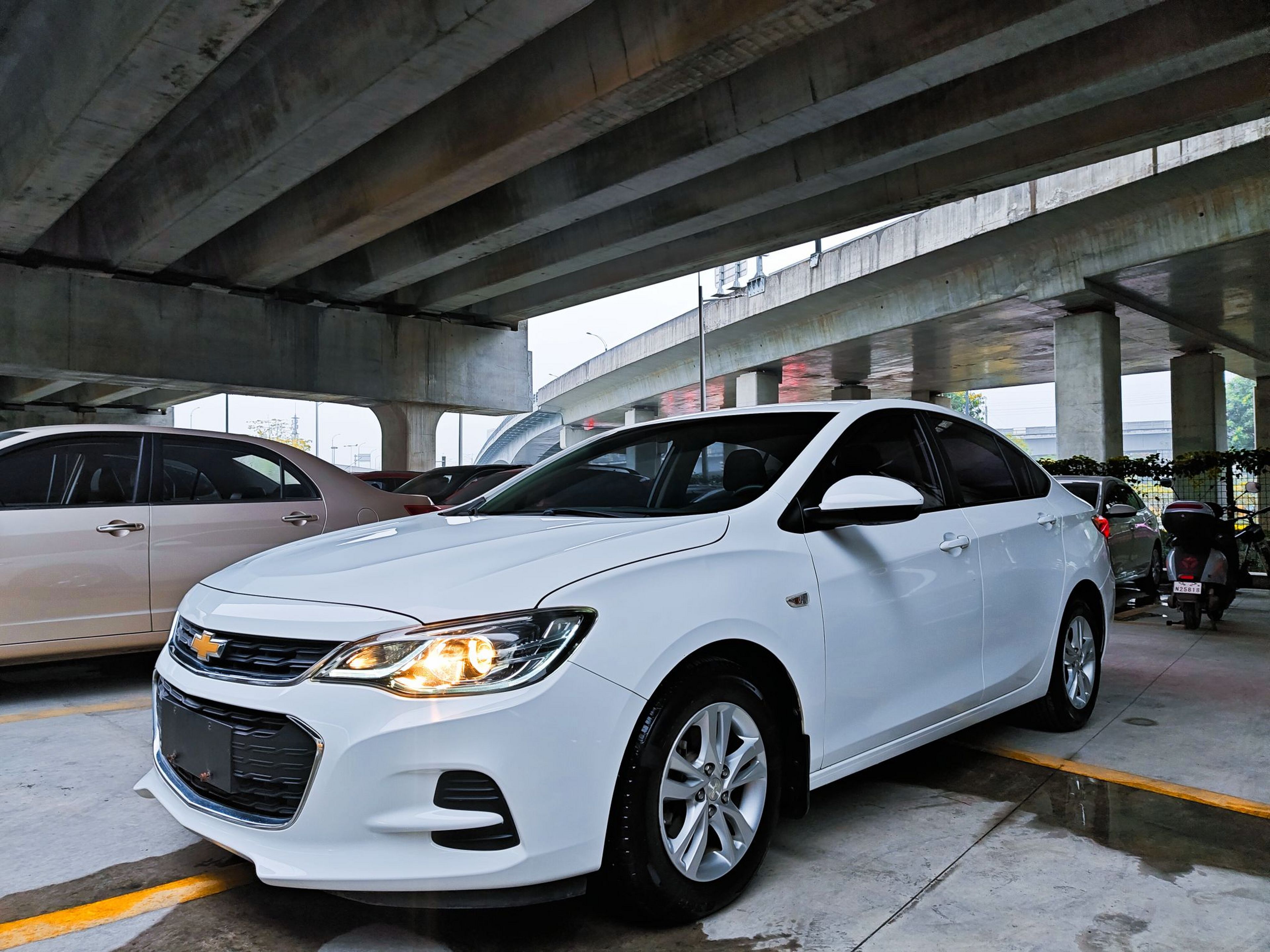 Под передней частью автомобиля