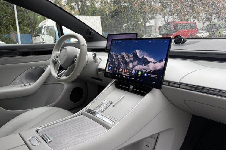 Used Hima Luxeed S7 2025 705 km Pro
