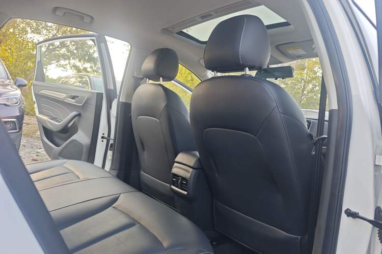 Used Roewe i6 2020 PLUS 1.6L CVT 4G Connected Glory Flagship Edition
