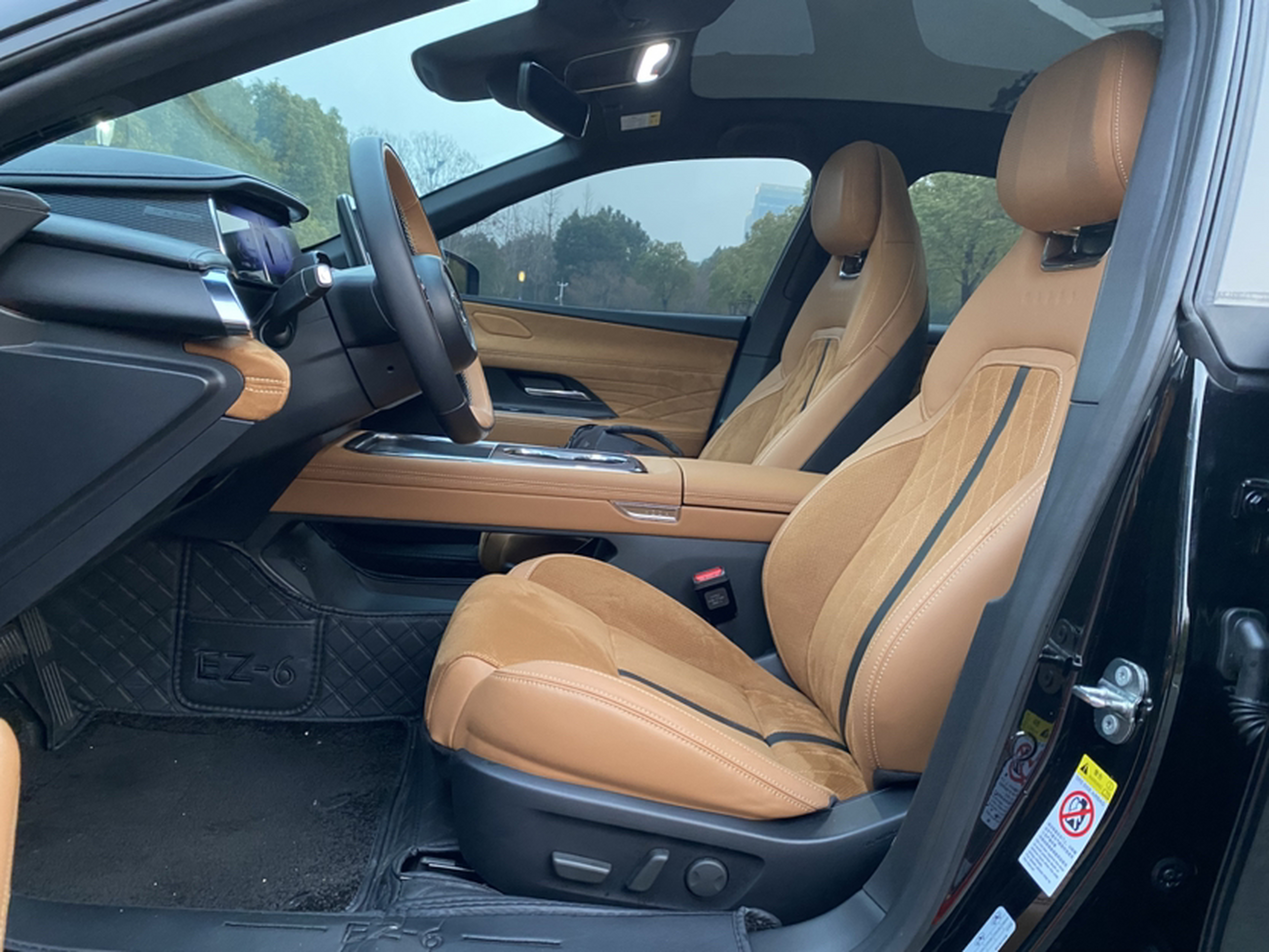 Переднее сиденье в автомобиле