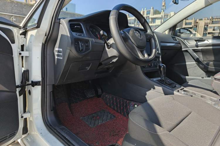 Used Volkswagen Golf 2014 1.6L Automatic Fashion Model
