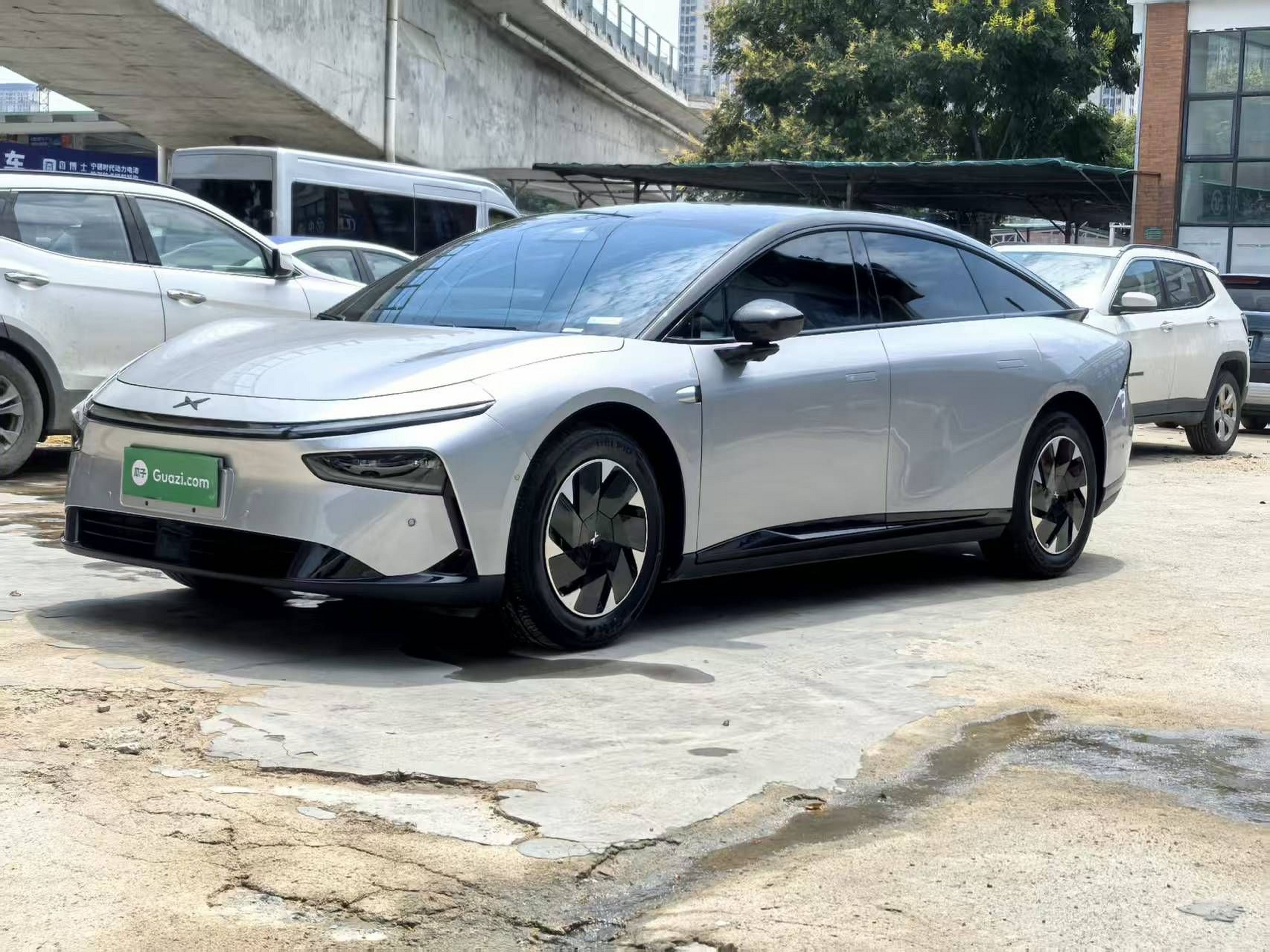 Под передней частью автомобиля