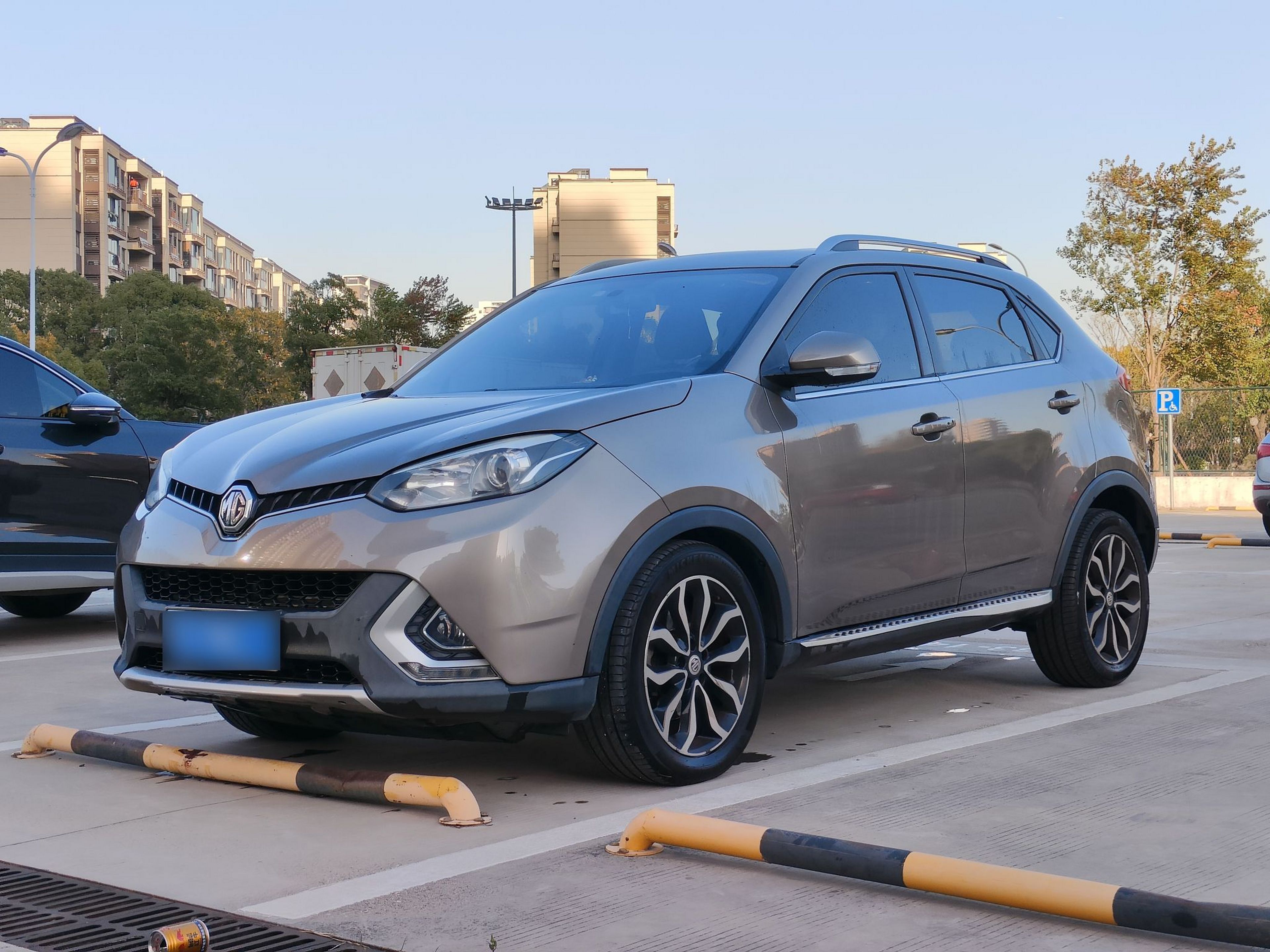 Под передней частью автомобиля