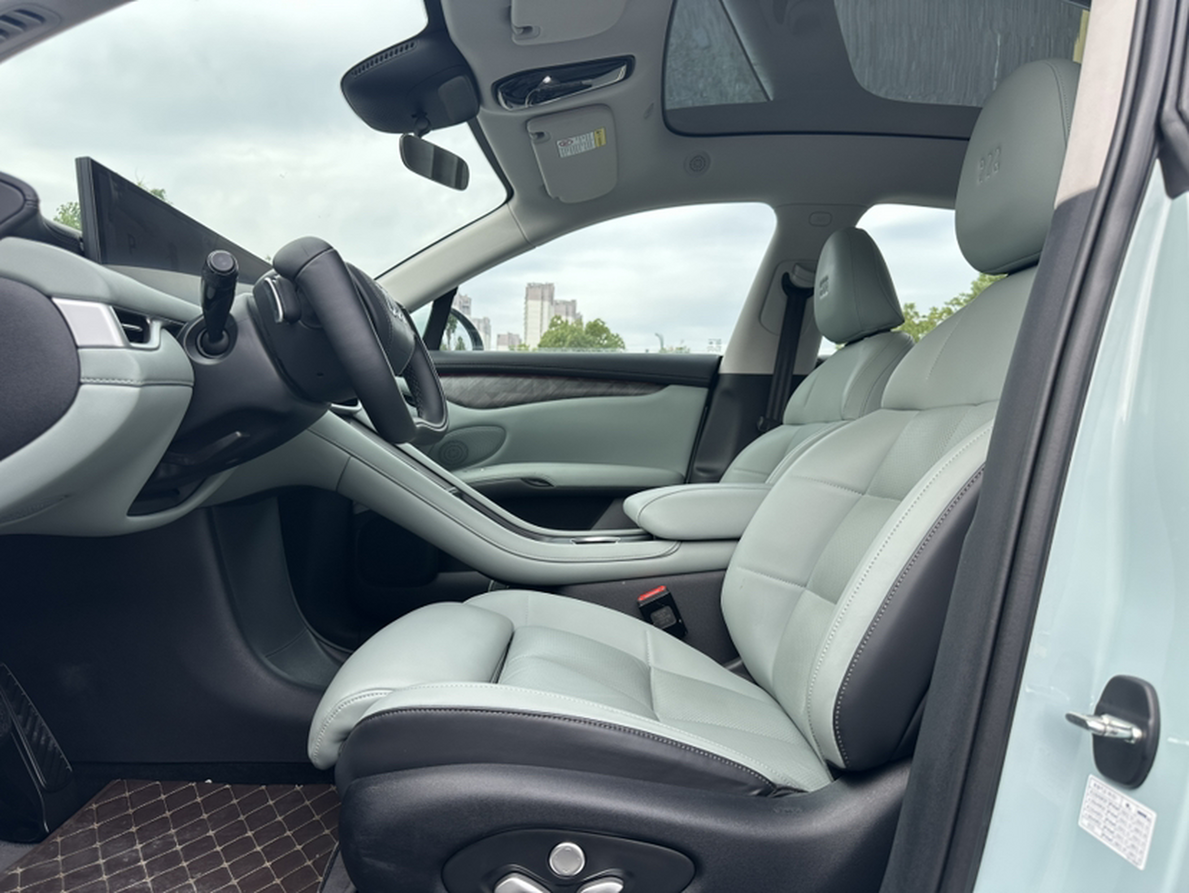 Переднее сиденье в автомобиле