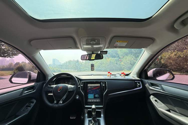 Used Roewe RX5 2016 30T Two-Wheel Drive Automatic Internet Smart Edition
