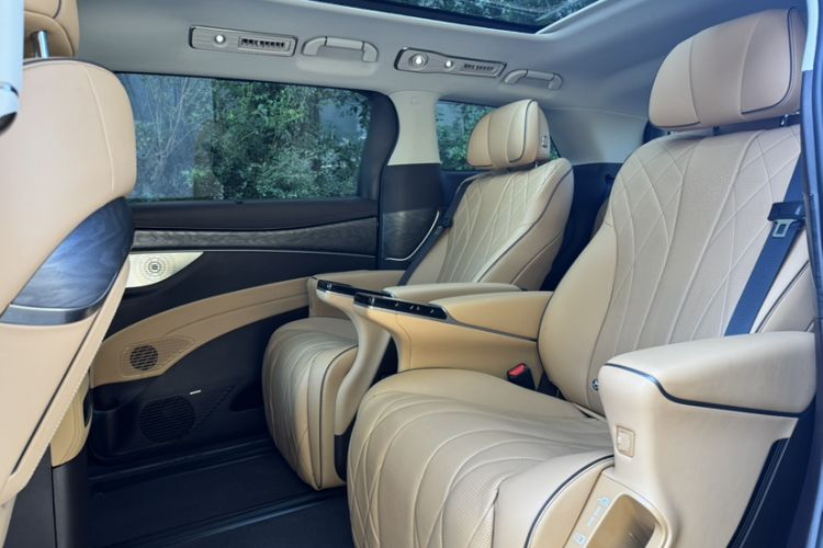 Used Denza D9 2024 DM-i 1050 Luxury Model
