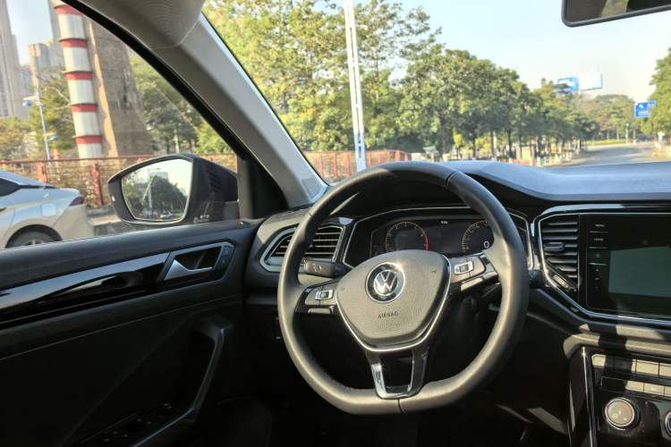 Used Volkswagen T-ROC 2021 280TSI DSG Two-Wheel Drive Comfort Connect Edition