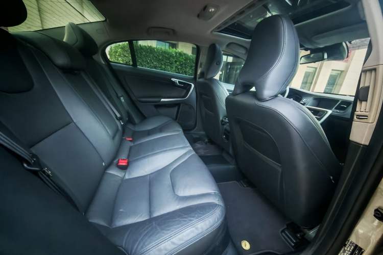 Used Volvo S60 2015 S60L 2.0T Zhiyuan Edition
