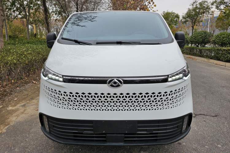 Used SAIC MAXUS Xintu V70 2023 2.0T Elite Edition Automatic Short Wheelbase Low Roof – 5/6 Seats
