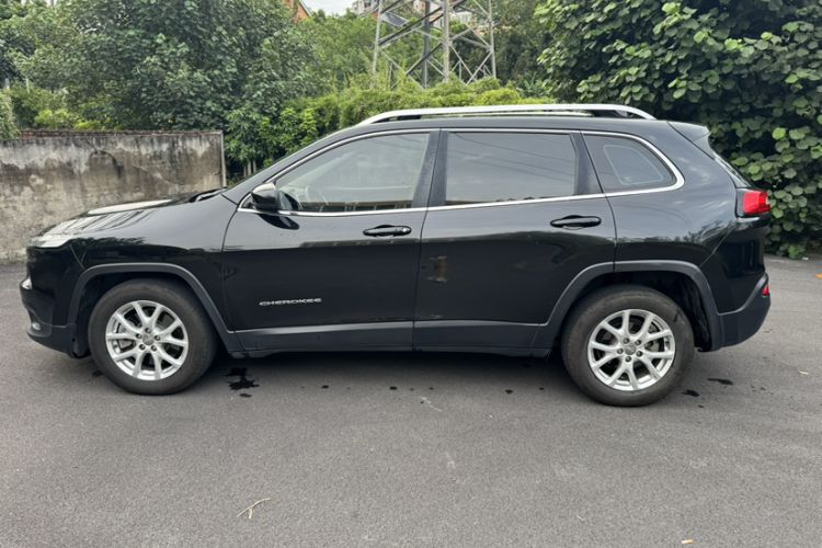 Used  Cherokee 2017 2.0L Superior Edition
