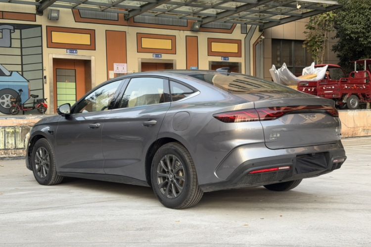 Used BYD Qin L 2025 DM-i Smart Drive 80KM Leading Model
