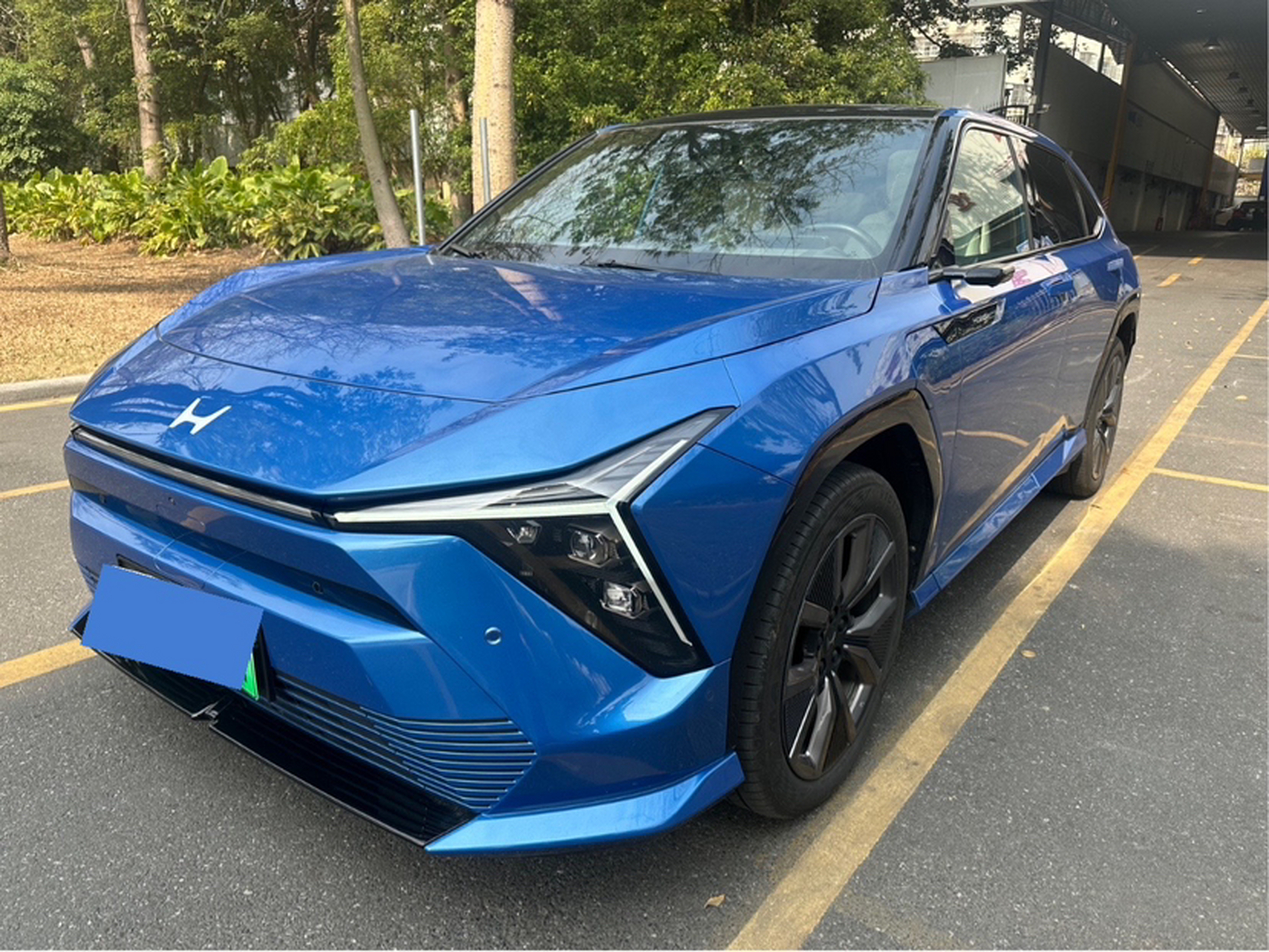 Под передней частью автомобиля