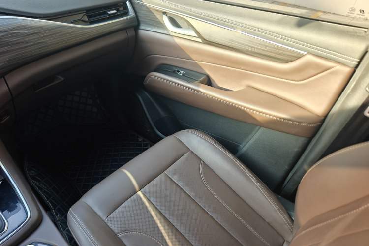 Used Dongfeng Ruichi 7 2022 2.3T Manual 4x4 Diesel Standard Version with Long Cargo Bed and Flatbed M9T