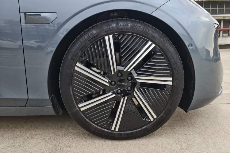 Used Lynk & Co Z10 2025 95 kWh 806 km Range Rear-Wheel Drive Advanced Driver-Assistance System Max
