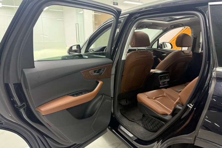 Used Audi Q7 2021 55 TFSI quattro S line Sport model
