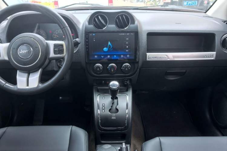 Used  Compass 2014 2.0L two-wheel drive sport version
