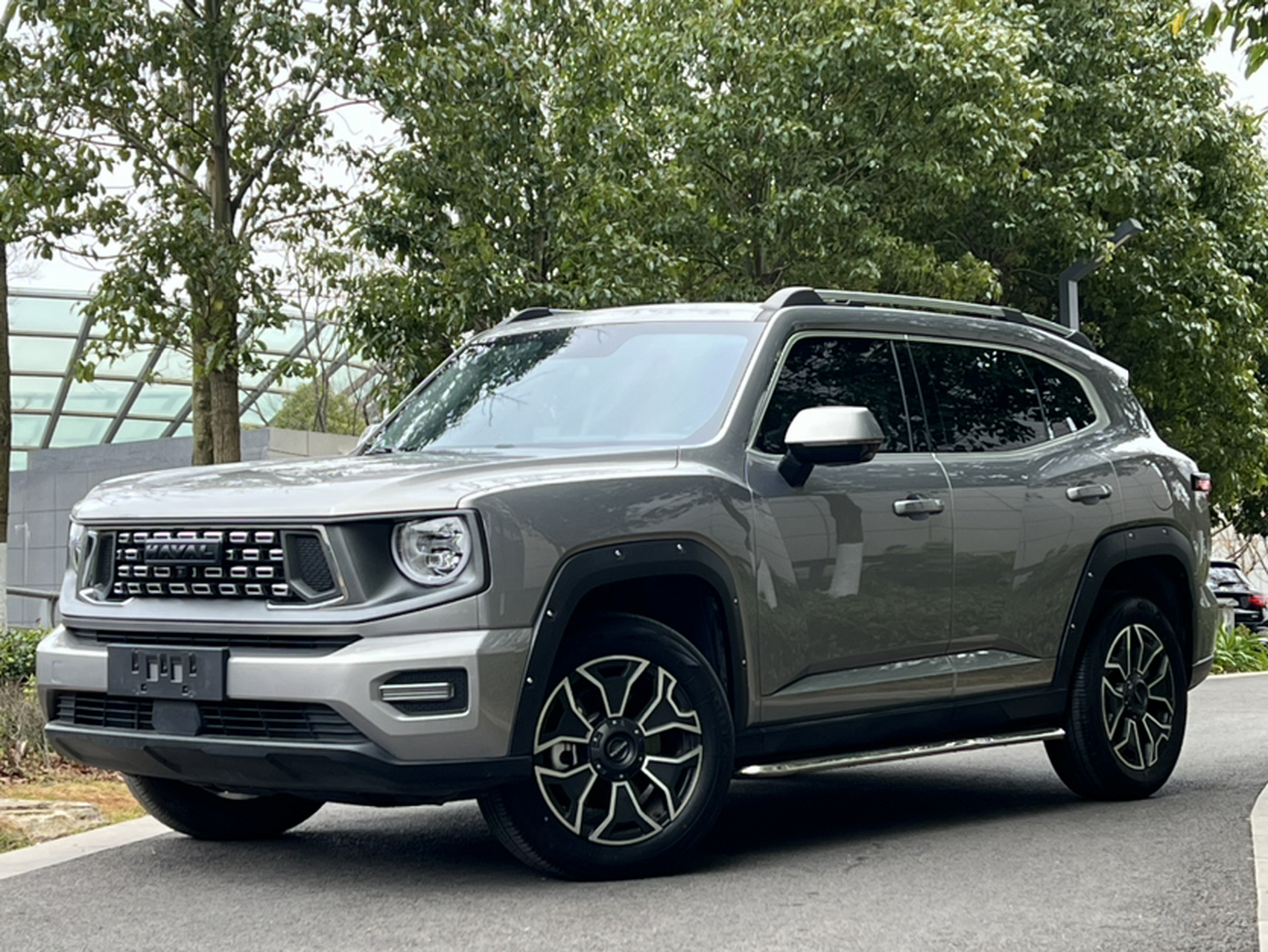 Под передней частью автомобиля