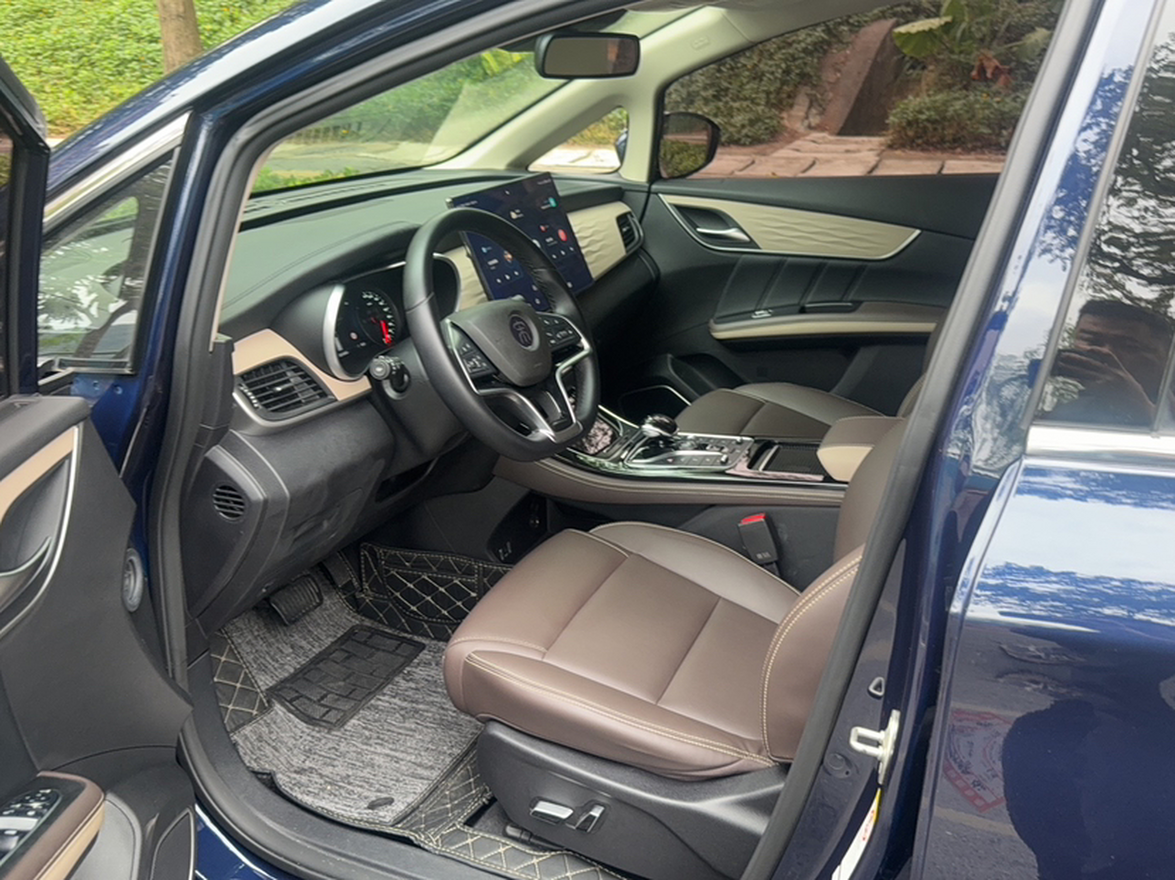 Переднее сиденье в автомобиле