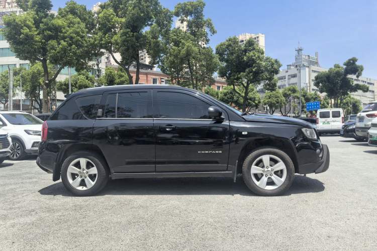 Used  Compass 2014 2.0L two-wheel drive sport version
