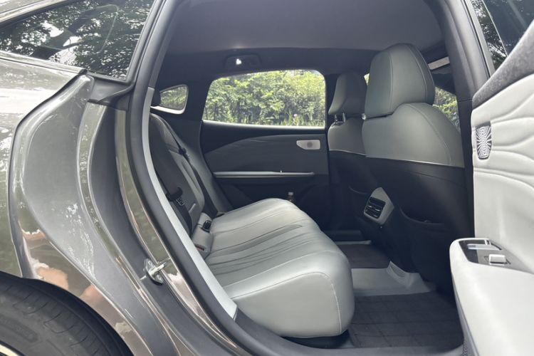 Used  E8 2024 550 km Range Rear-Drive MAX
