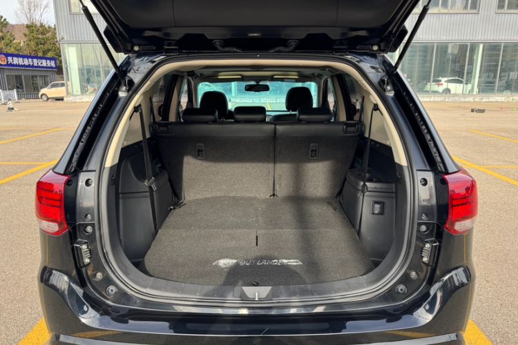 Used Mitsubishi Outlander 2021 2.0L Two-Wheel Drive Comfort Edition 7 Seats