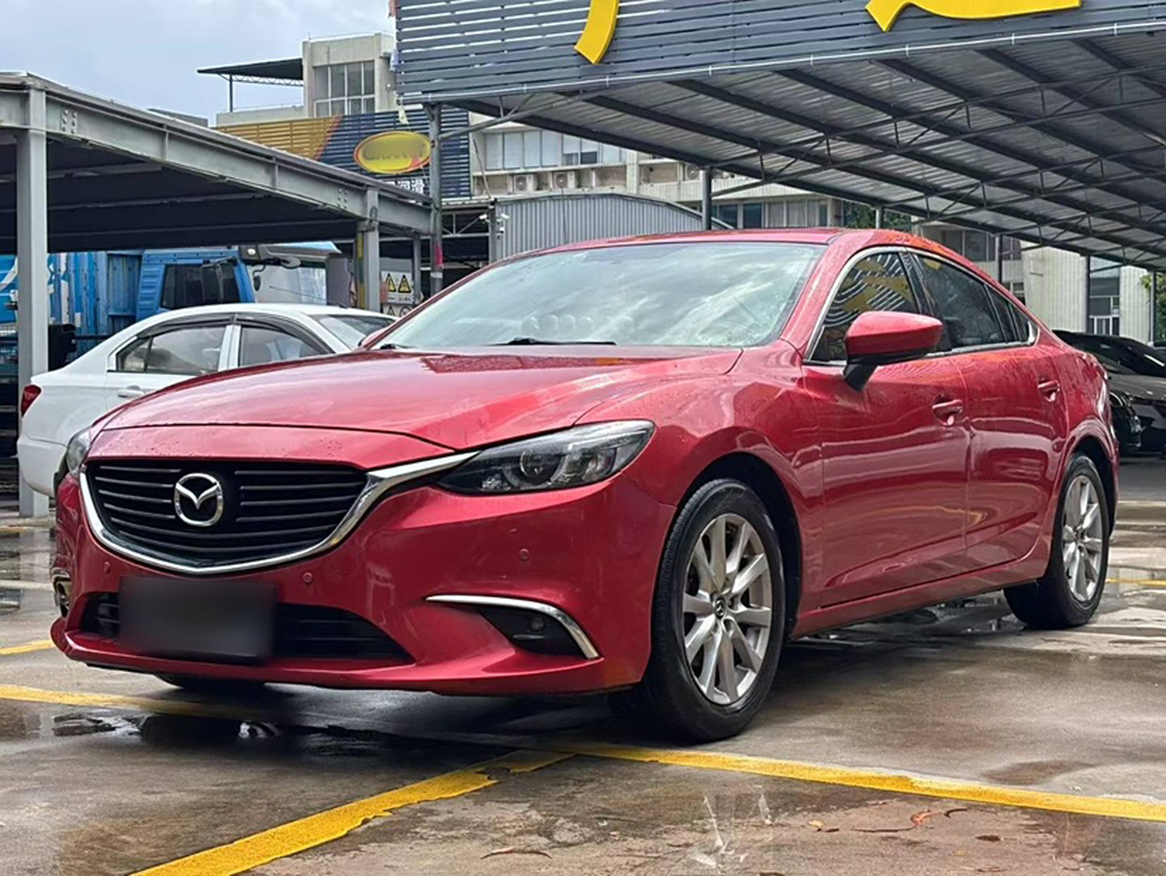 تحت مقدمة السيارة