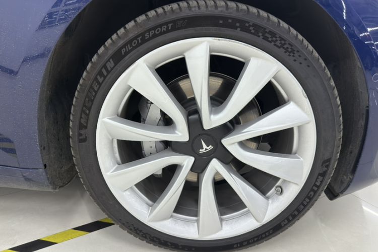 Used Tesla Model 3 2019 Long-Range All-Wheel-Drive Version
