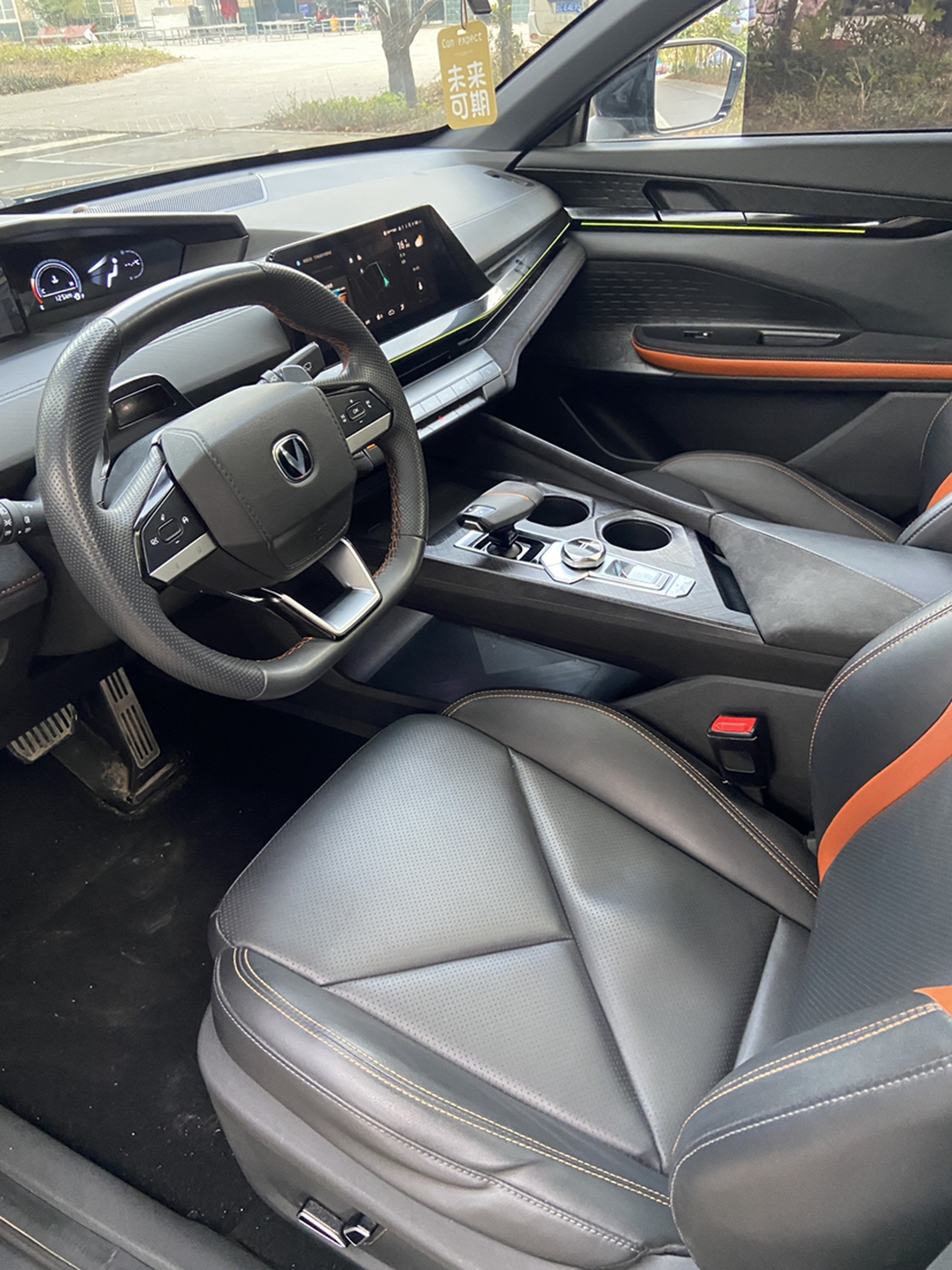 Переднее сиденье в автомобиле