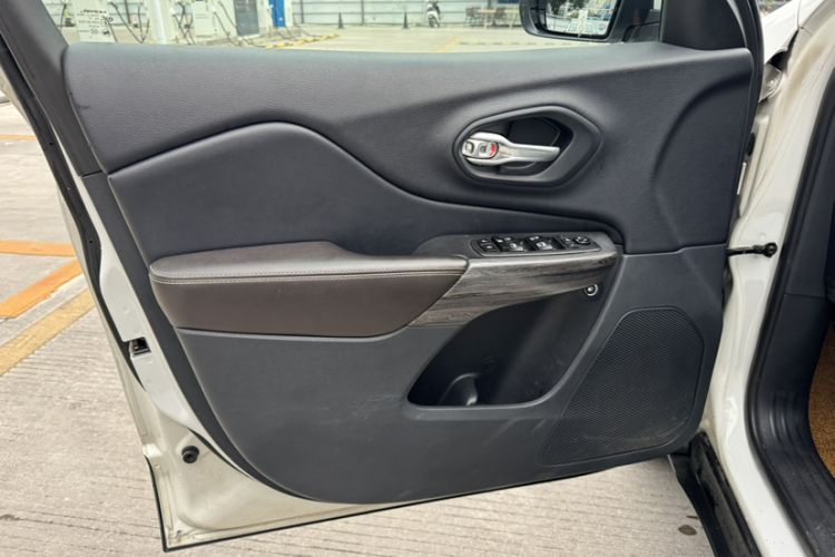 Used  Cherokee 2016 2.4L Professional Smart Version
