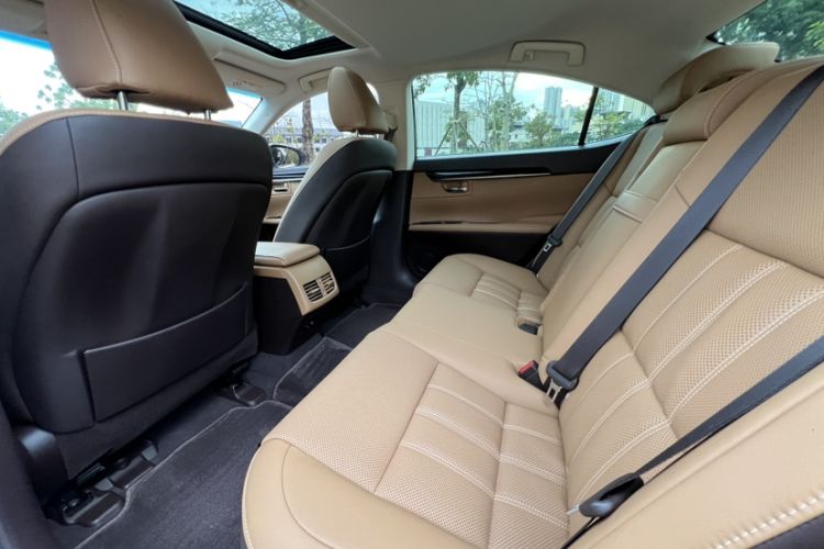 Used Lexus ES 2017 300h Mark Levinson Comfort Edition
