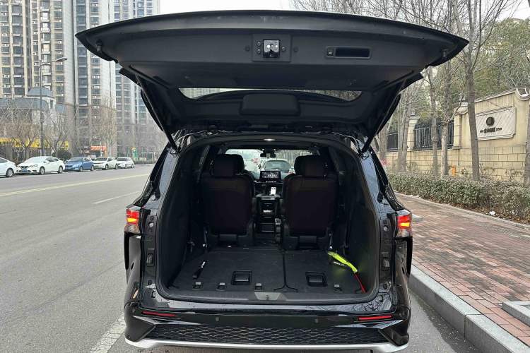 Used Toyota Granvia 2024 2.5L Hybrid Comfort Edition
