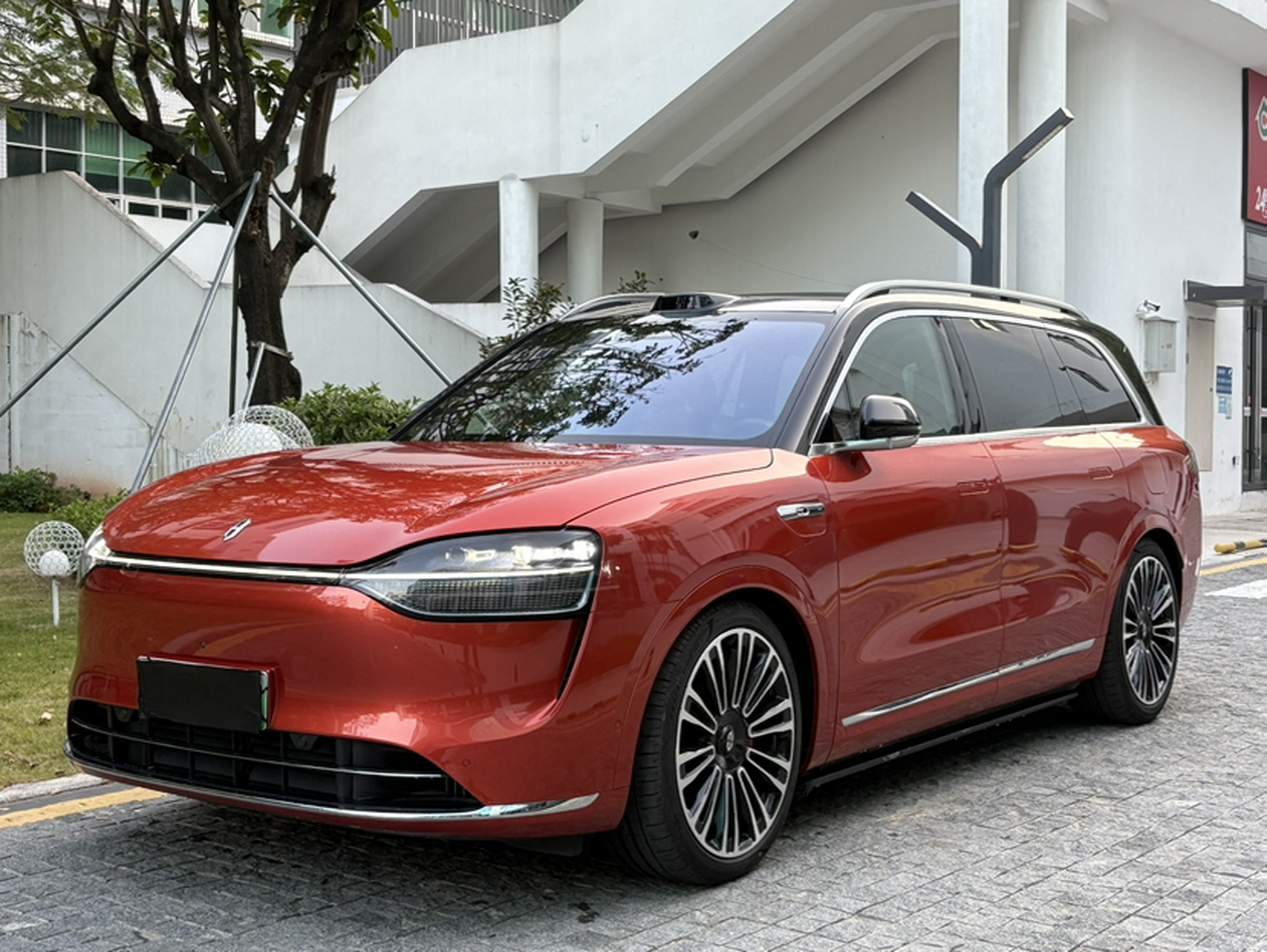 Под передней частью автомобиля