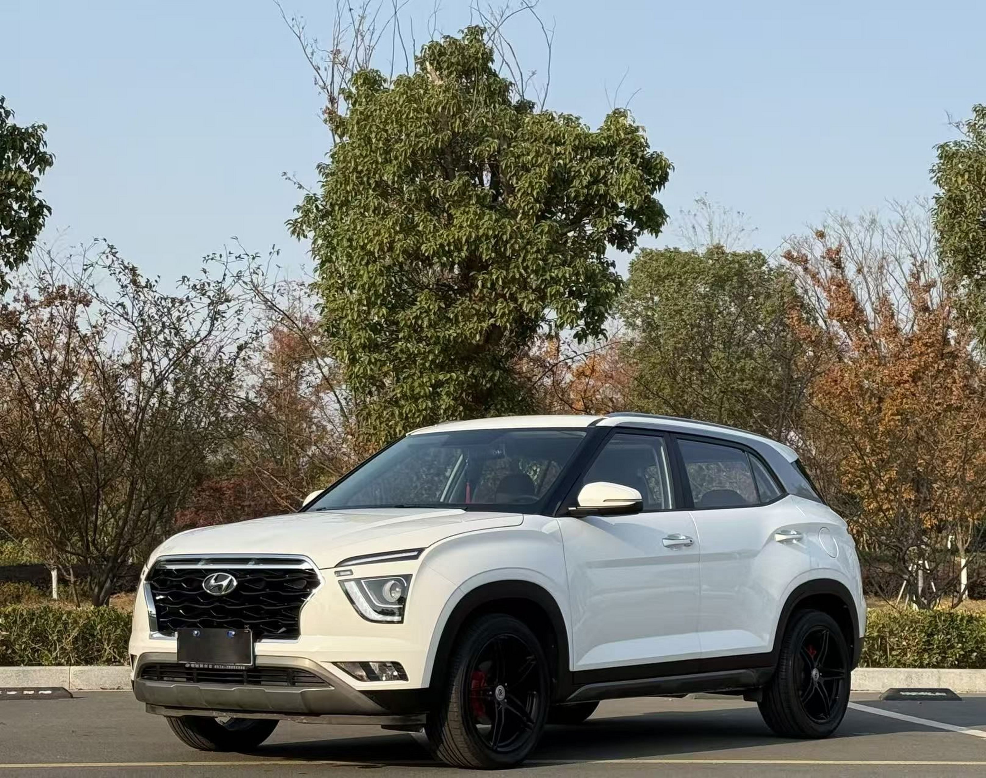 Под передней частью автомобиля