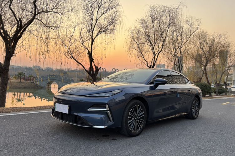 Used  Galaxy 8 2025 130km EM-i Deluxe Edition
