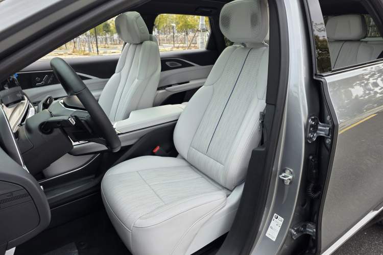 Used Cadillac LYRIQ 2024 Rear-Drive Standard Range Luxury Edition SUPER CRUISE
