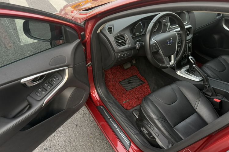 Used Volvo V40 2016 T3 Zhiyi Edition
