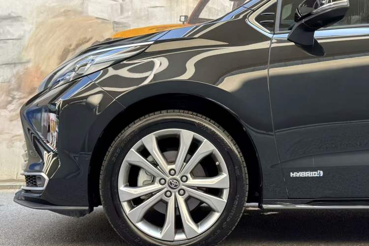 Used Toyota Sienna 2023 2.5L Hybrid Deluxe Edition
