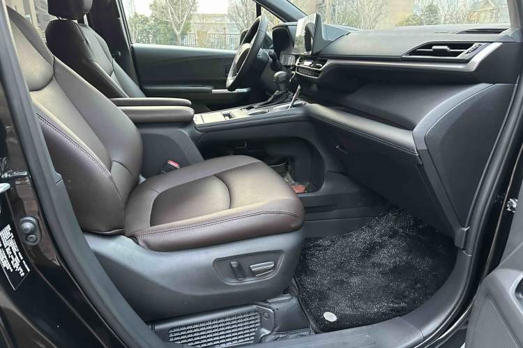 Used Toyota Granvia 2024 2.5L Hybrid Comfort Edition
